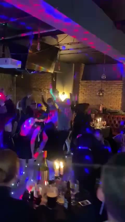 Packed dancefloor at a 40th birthday party at Gracy's